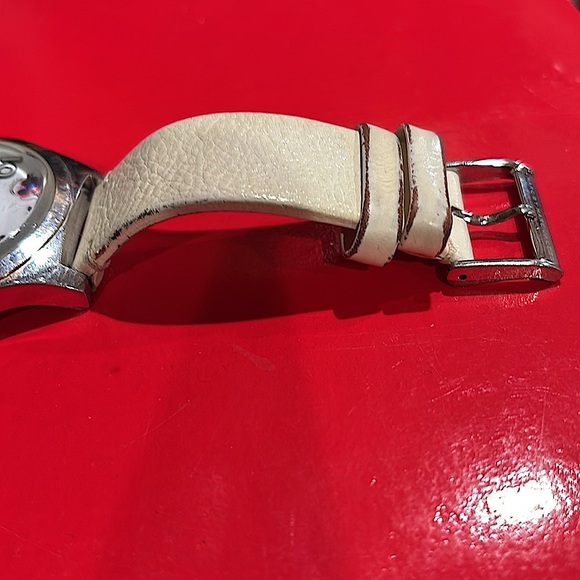 Marc Jacobs Cream and Silver watch with Modern Design - Picture 4 of 4